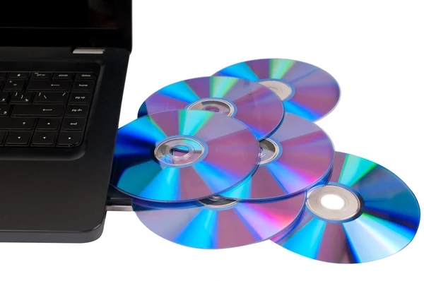 多くのディスクとノート パソコン — ストック写真