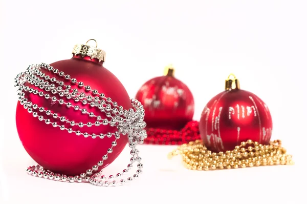 3 つの赤いクリスマス ボール — ストック写真