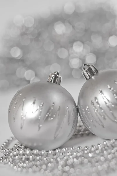 Silberne Weihnachtskugeln — Stockfoto