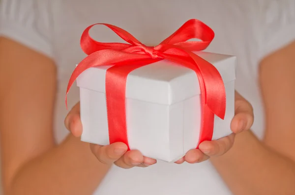 Geschenkbox in der Hand der Frau — Stockfoto