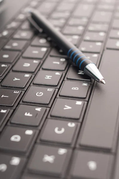 Pen on laptop — Stock Photo, Image