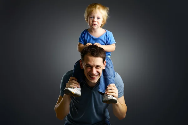 Porträtt av en liten pojke och hans far — Stockfoto