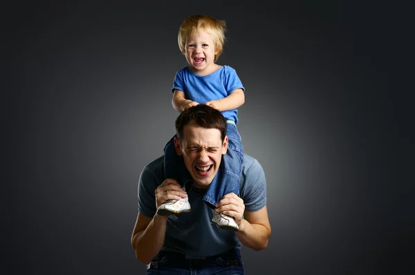 Porträtt av en liten pojke och hans far — Stockfoto