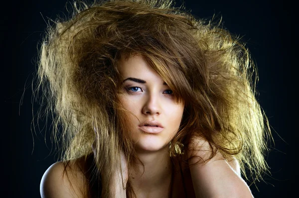 Retrato da menina com um hairdress louco — Fotografia de Stock