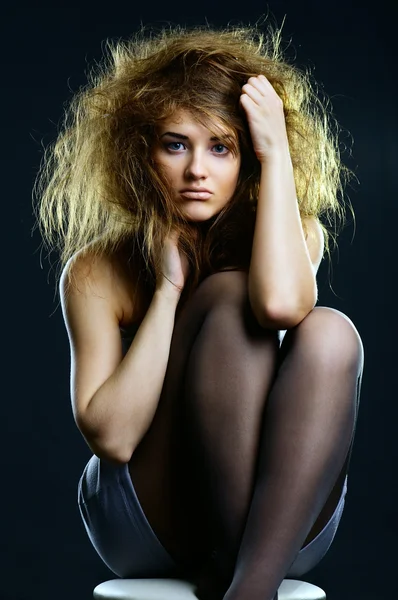 Kızgın bir hairdress ile kız portresi — Stok fotoğraf