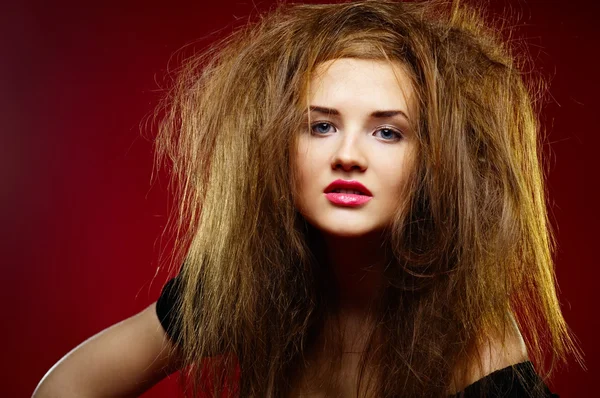 Kızgın bir hairdress ile kötü niyetli kız portresi — Stok fotoğraf