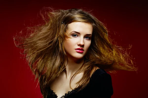 Portrét Krásné Dívky Rozcuchanými Vlasy — Stock fotografie