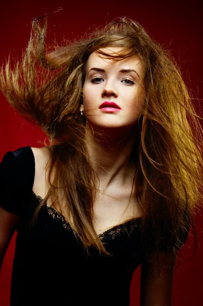 El retrato de la muchacha hermosa el cabello salvaje —  Fotos de Stock