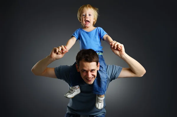 O retrato de um menino e seu pai — Fotografia de Stock