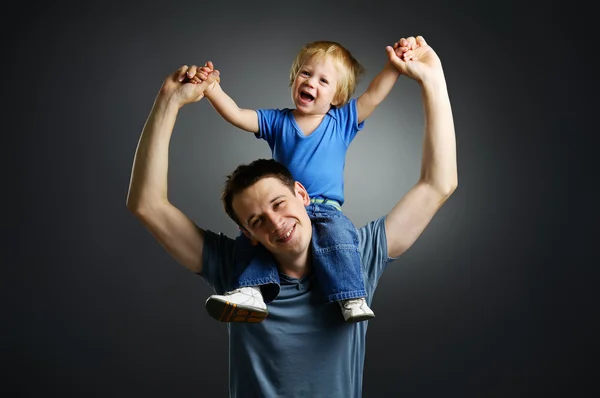 O retrato de um menino e seu pai — Fotografia de Stock