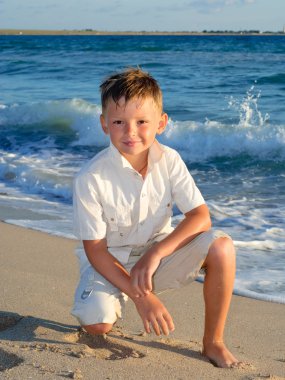 Sahilde duran çocuk