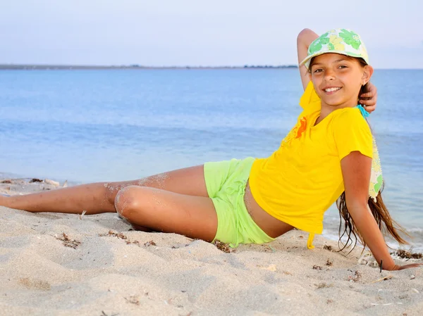 Dívka v žluté na pláži — Stock fotografie