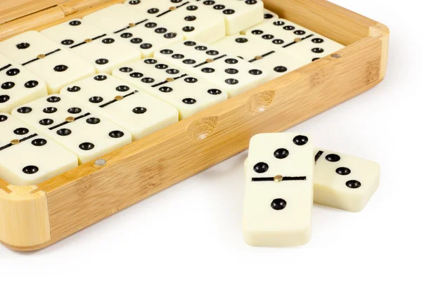 Scatola di bambù aperta con domino — Foto Stock
