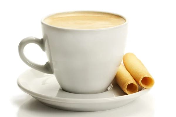 Café em uma xícara branca com biscoitos laminados — Fotografia de Stock