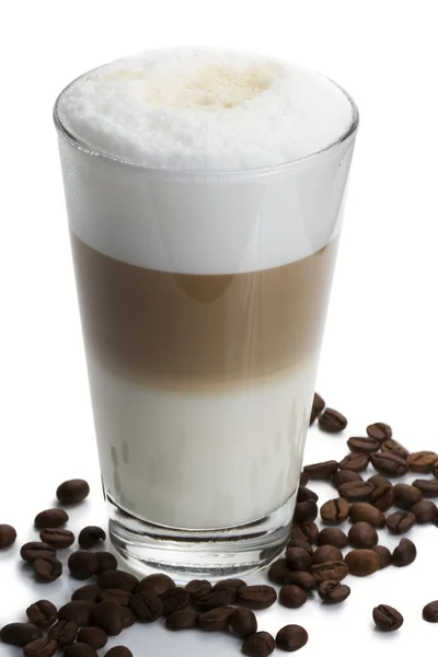 Latte macchiato beyaza kahve çekirdekleri ile — Stok fotoğraf