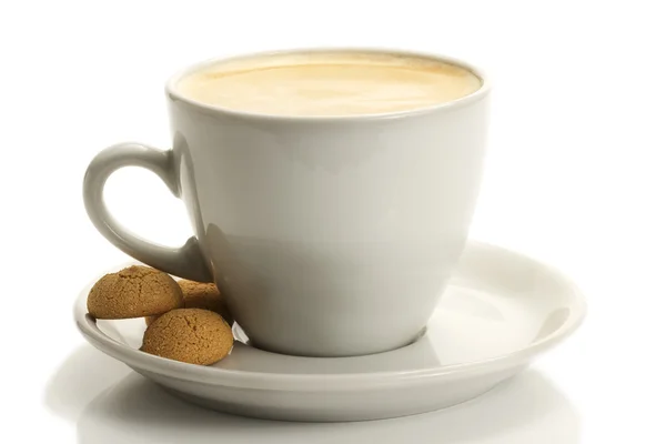 Белая чашка с кофе и амареттини — стоковое фото