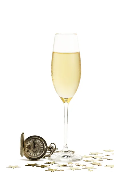 Bicchiere freddo di champagne con un vecchio orologio da tasca e stelle — Foto Stock