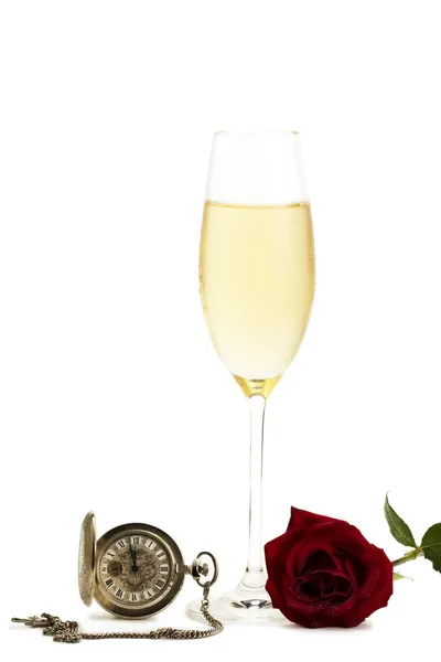 Şampanya bir kırmızı gül ve eski bir cep saati ile soğuk cam — Stok fotoğraf