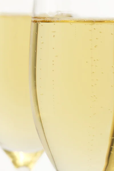 Γυαλί με σαμπάνια closeup μπροστά από άλλο — Φωτογραφία Αρχείου