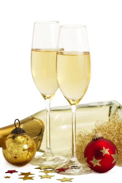 Два бокала шампанского с ангельскими волосами, красные и золотые рождественские шарики i — стоковое фото