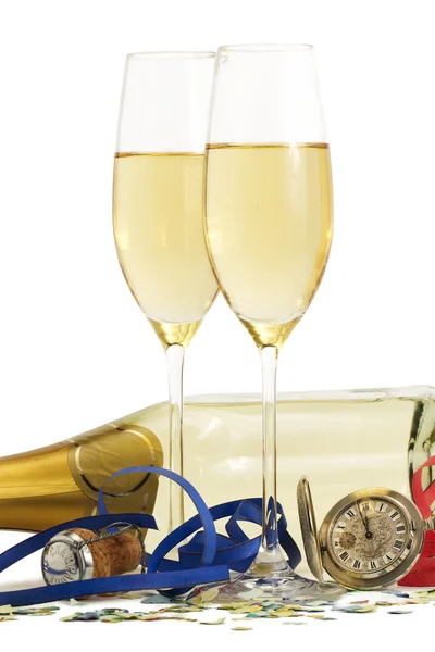 Dwa kieliszki do szampana, stary zegarek kieszonkowy, chorągiew, korka i konfetti i — Zdjęcie stockowe