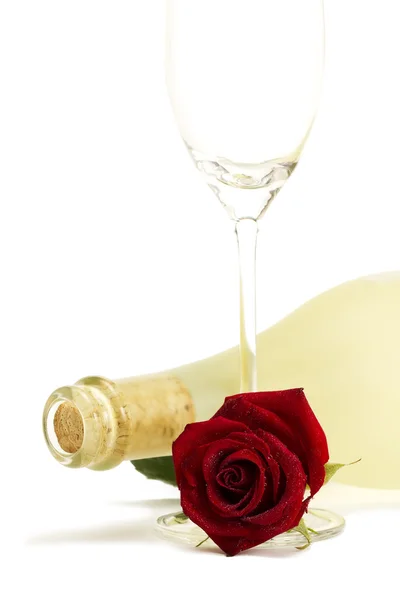 Rosa roja húmeda con una botella de prosecco opaca y una copa de champán vacía —  Fotos de Stock
