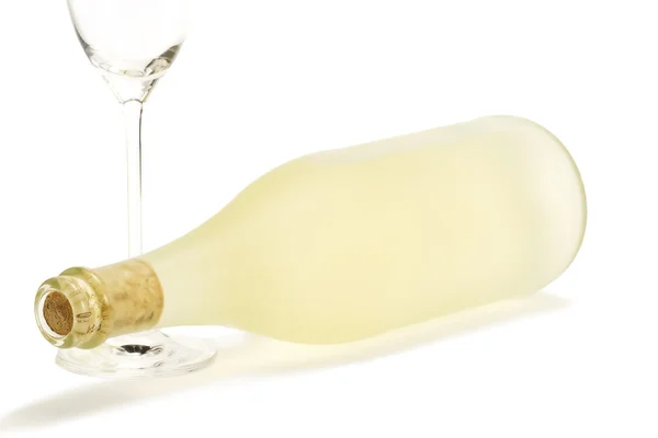 Liegende matte Proseccoflasche mit leerem Champagnerglas — Stockfoto