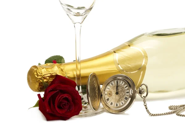 Rosa roja mojada debajo de una botella de champán con un viejo reloj de bolsillo y una c vacía —  Fotos de Stock