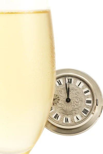 Stary zegarek kieszonkowy za zimną szklanką z szampanem — Zdjęcie stockowe