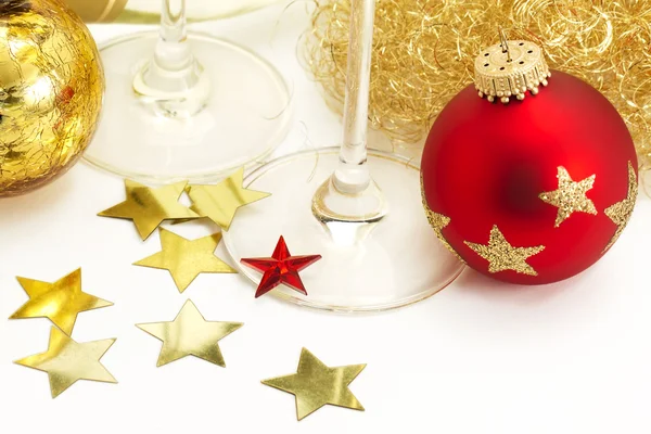 Красные и винтажные рождественские шары сверху с ангельскими волосами, звездами, шампанским — стоковое фото