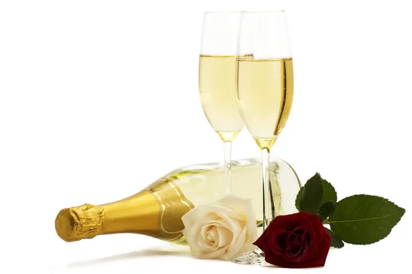 Rosas vermelhas e de cor creme com dois copos de champanhe e uma garrafa de champanhe — Fotografia de Stock