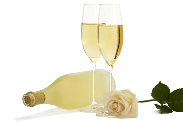 Rosa cremosa na frente de dois copos de champanhe e uma garrafa de prosecco — Fotografia de Stock