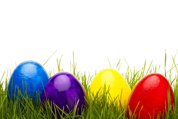 Cuatro huevos de Pascua en la hierba — Foto de Stock