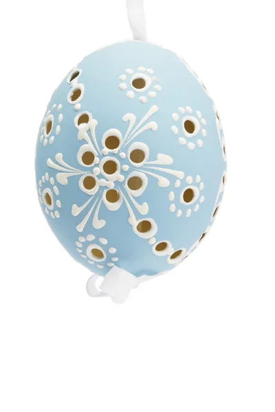 蓝色悬挂手绘白色背景上的复活节彩蛋 — 图库照片