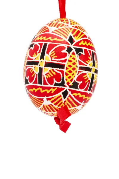 Uovo di Pasqua dipinto a mano rosso appeso — Foto Stock