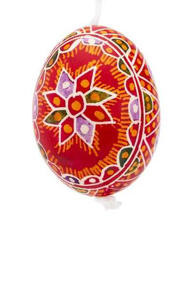 Uovo di Pasqua dipinto a mano rosso appeso — Foto Stock