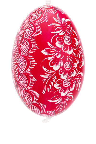 Vermelho pendurado mão pintado ovo de Páscoa — Fotografia de Stock