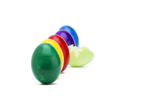 Ovo de páscoa quebrado verde claro entre outros ovos de páscoa — Fotografia de Stock