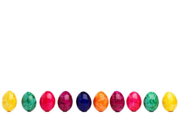 Larga fila colorida de huevos de Pascua — Foto de Stock