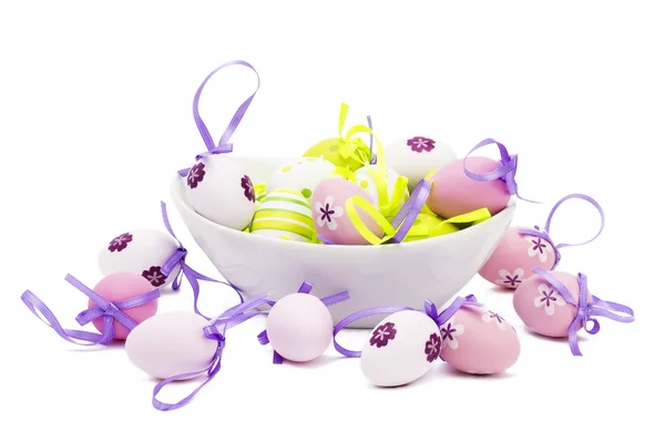 小嫩粉笔画复活节彩蛋在一个白色的碗中 — 图库照片