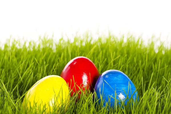 Tres Huevos Pascua Con Enfoque Suave Hierba Sobre Fondo Blanco — Foto de Stock