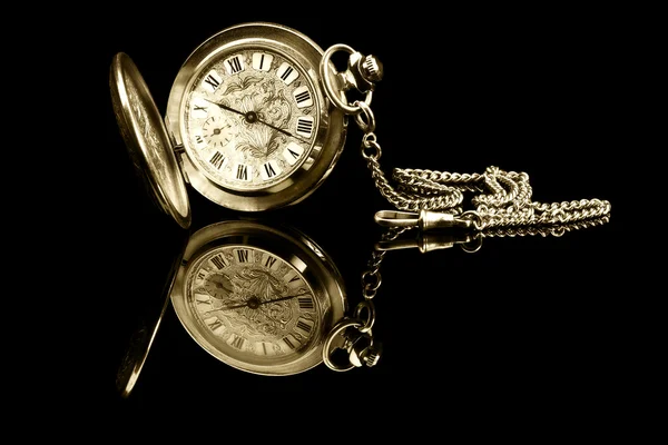 Reloj Bolsillo Viejo Sobre Fondo Negro Con Reflejo Imagen de archivo
