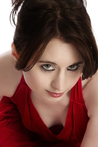 赤いドレスの若い女性の肖像画 — ストック写真