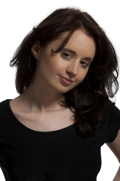 Portret van een jonge vrouw in zwarte shirt — Stockfoto