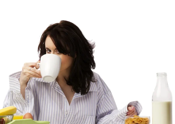 Mujer joven en el desayuno tomando café —  Fotos de Stock