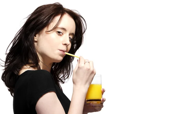 Jonge vrouw drinkt sinaasappelsap — Stockfoto