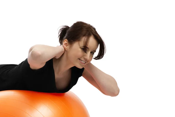 Jovem mulher exercitando com bola de exercício — Fotografia de Stock