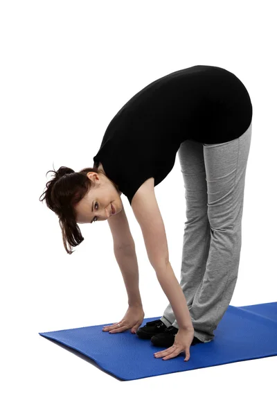 Mladá žena cvičit jógu — Stock fotografie