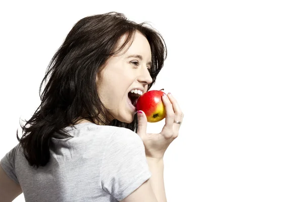 Νεαρή γυναίκα δάγκωμα στο μήλο κόκκινο — Φωτογραφία Αρχείου