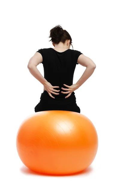 Ung kvinna med smärta i ryggen — Stockfoto